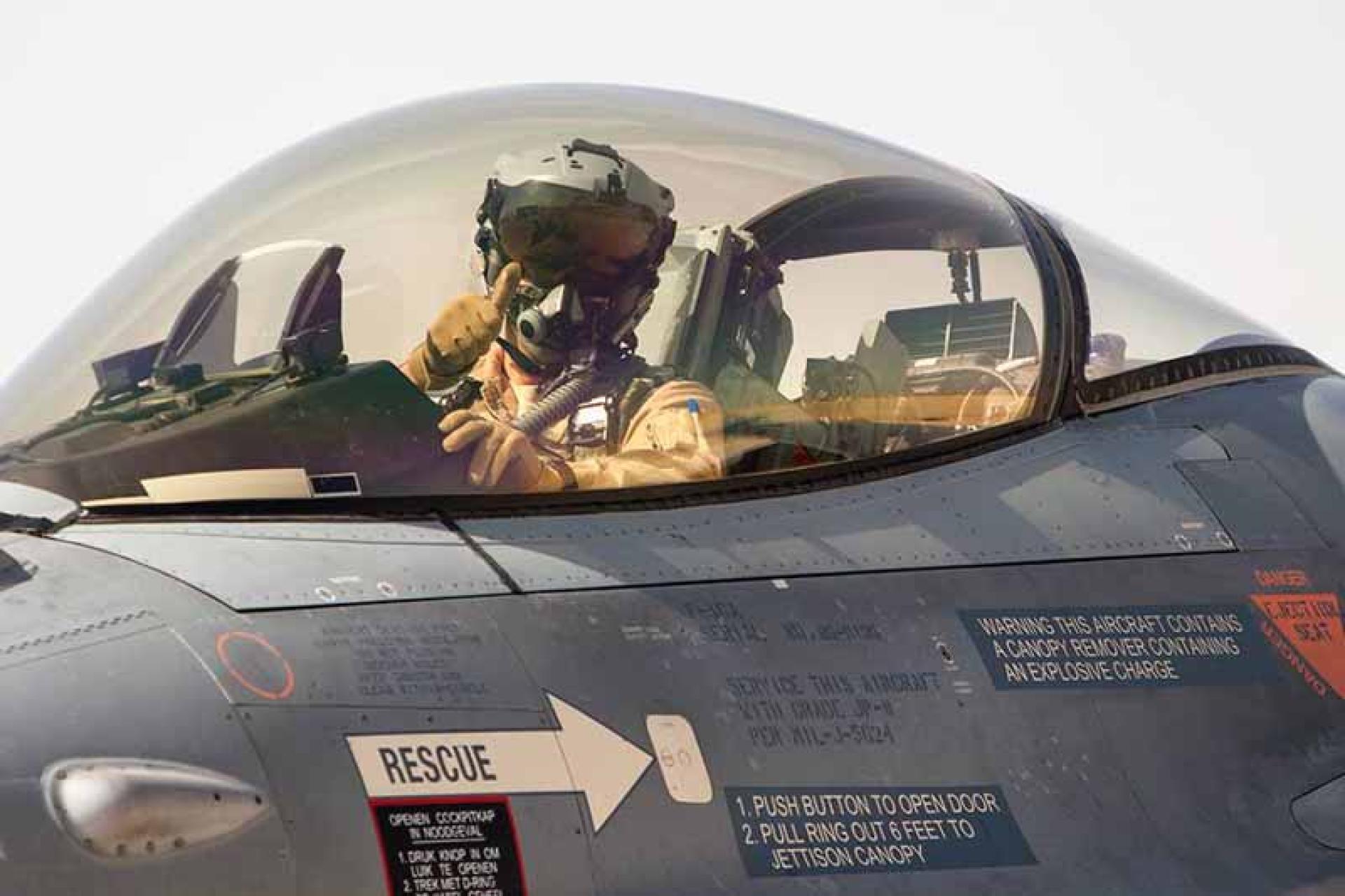 Piloot in F16 jachtvliegtuig