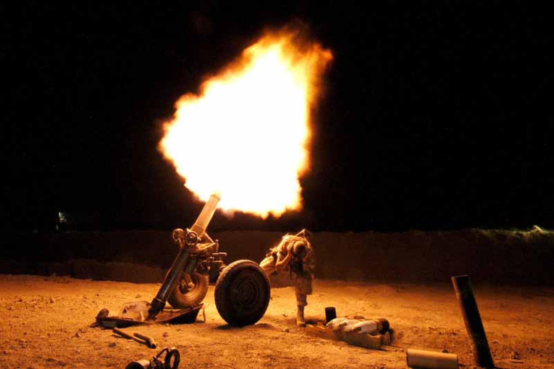 afvuren van een 120mm mortier door een soldaat met flinke vuurpluim