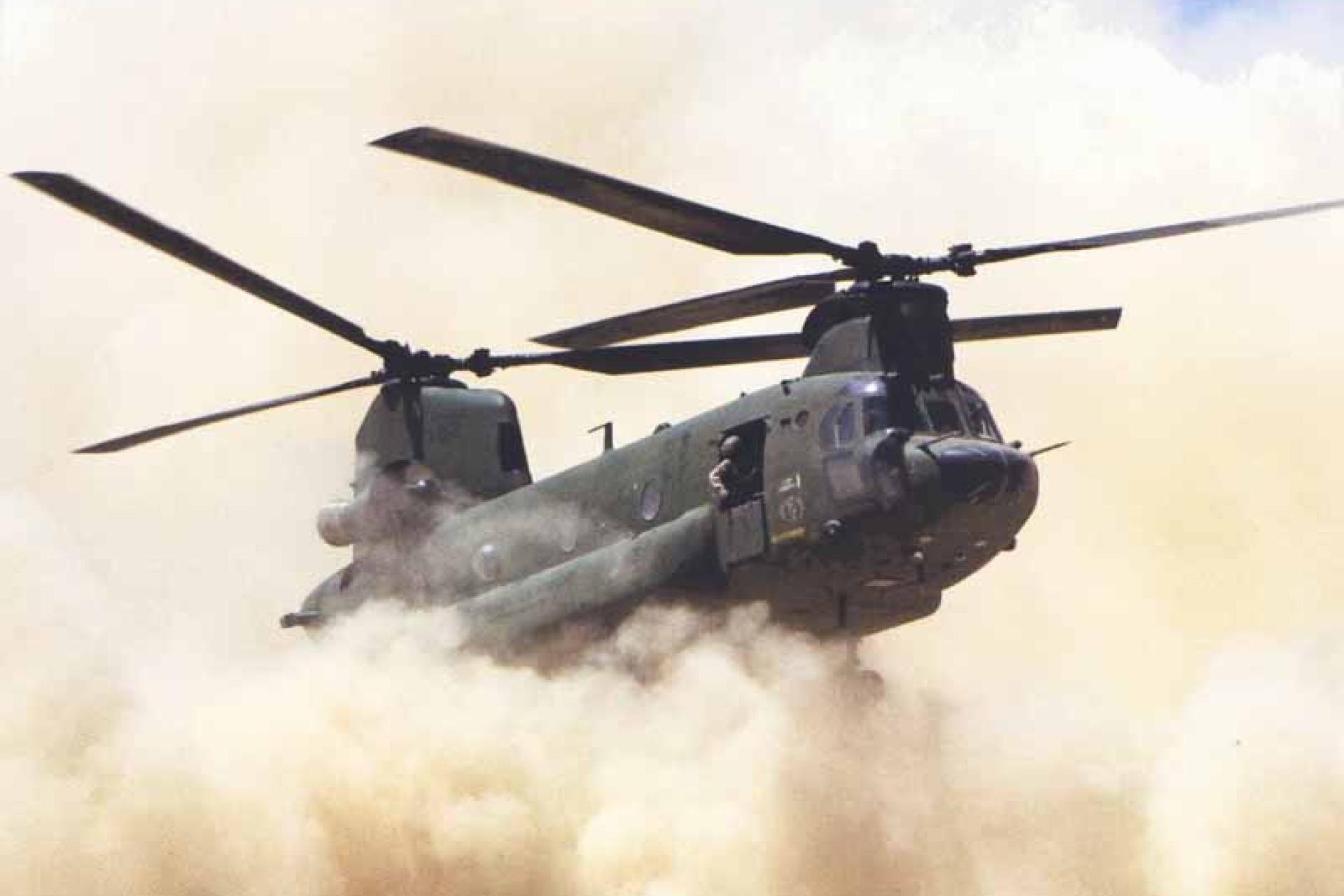 Vergroot afbeelding Chinook helicopter in flinke stofwolk