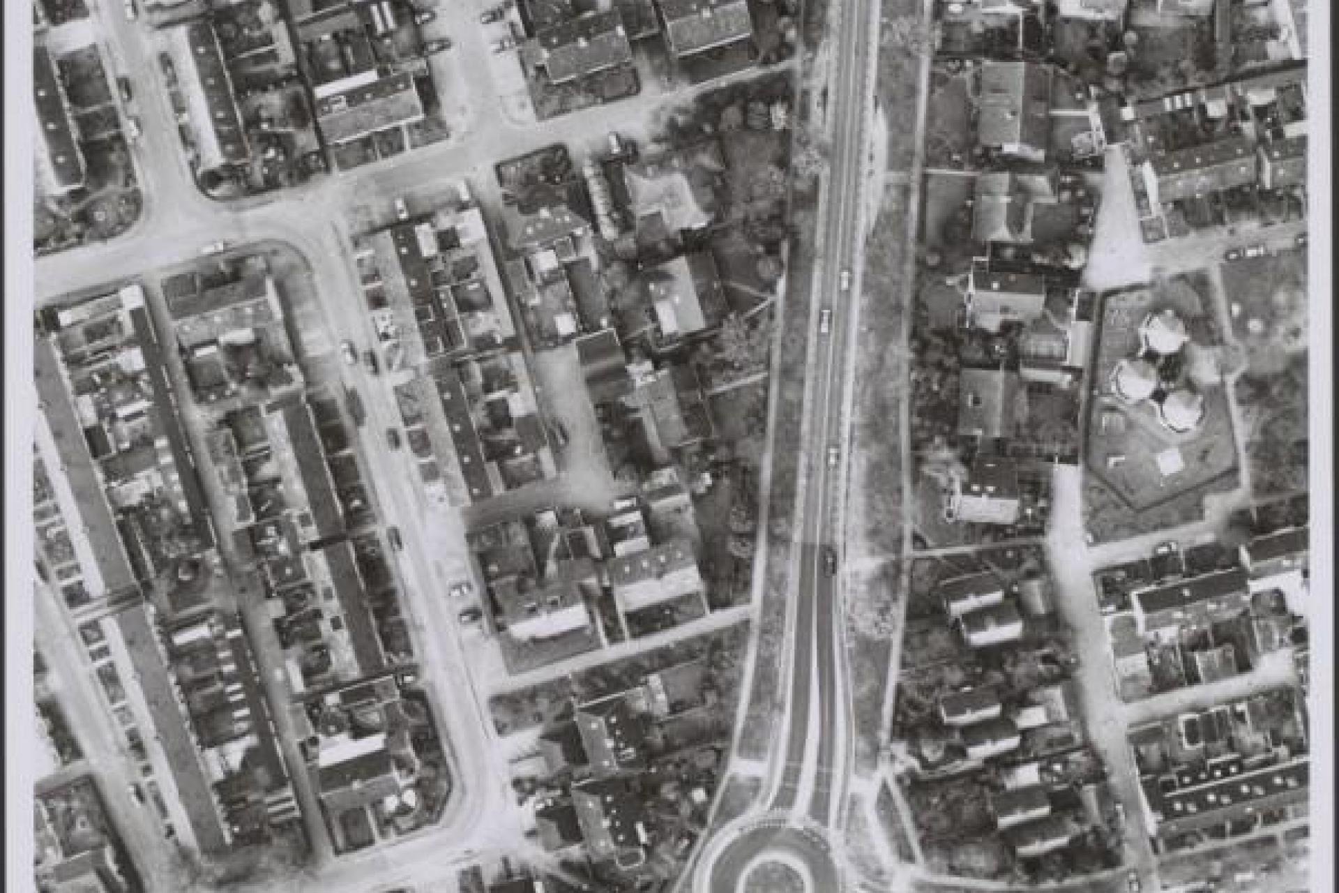 Vergroot afbeelding Luchtfoto met daarop huizen