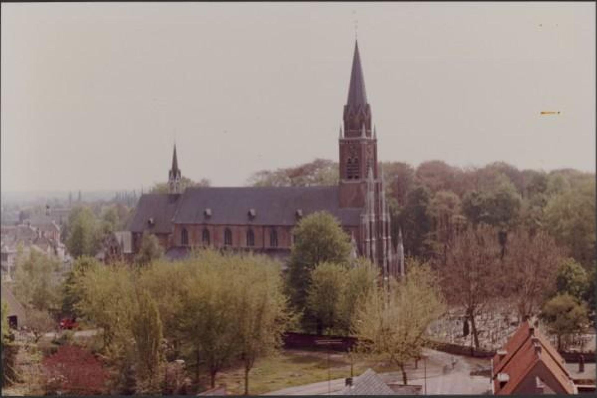 Vergroot afbeelding Luchtfoto met daarop een kerk en bomen
