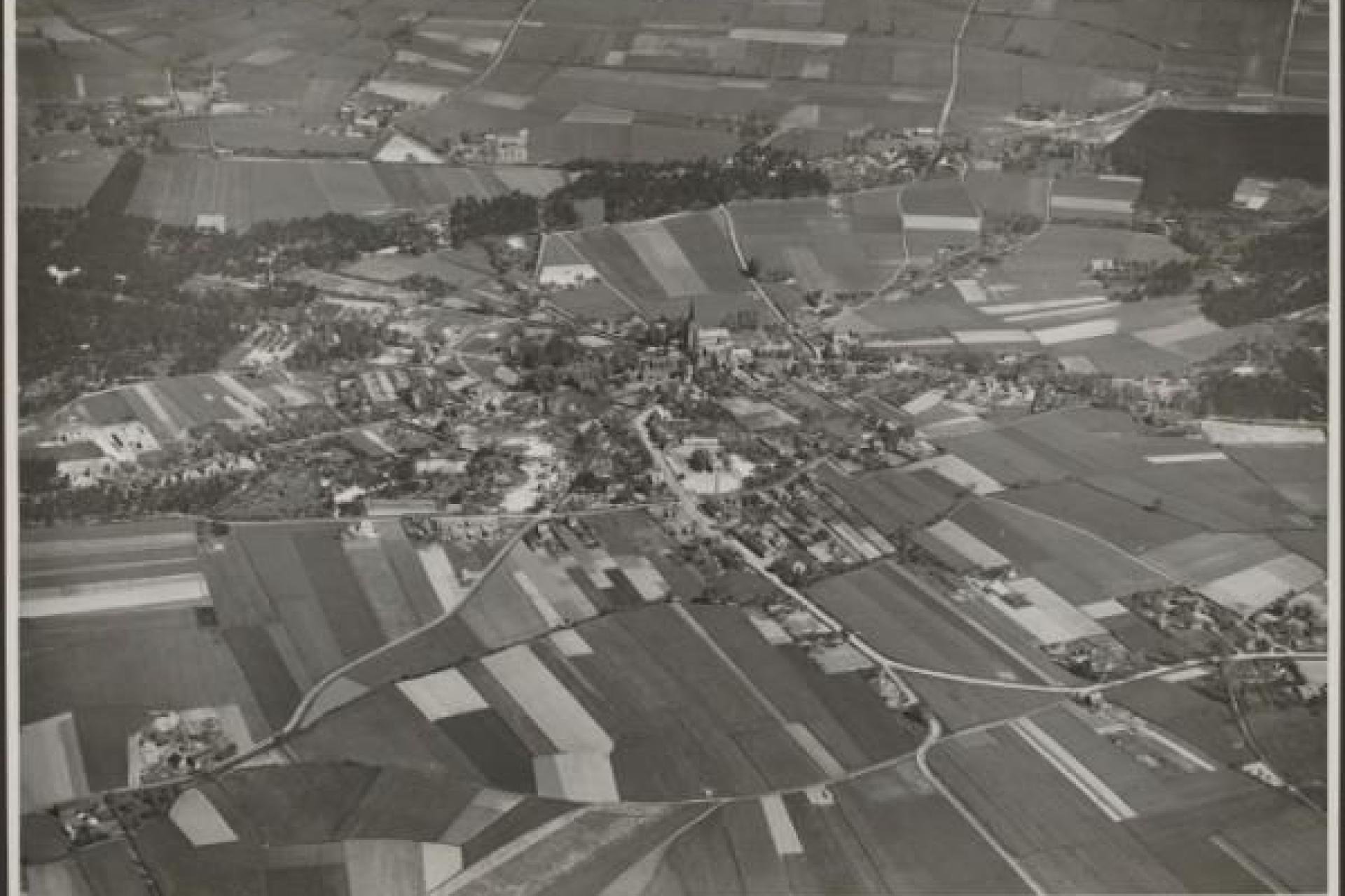 Vergroot afbeelding Luchtfoto met daarop huizen en weilanden