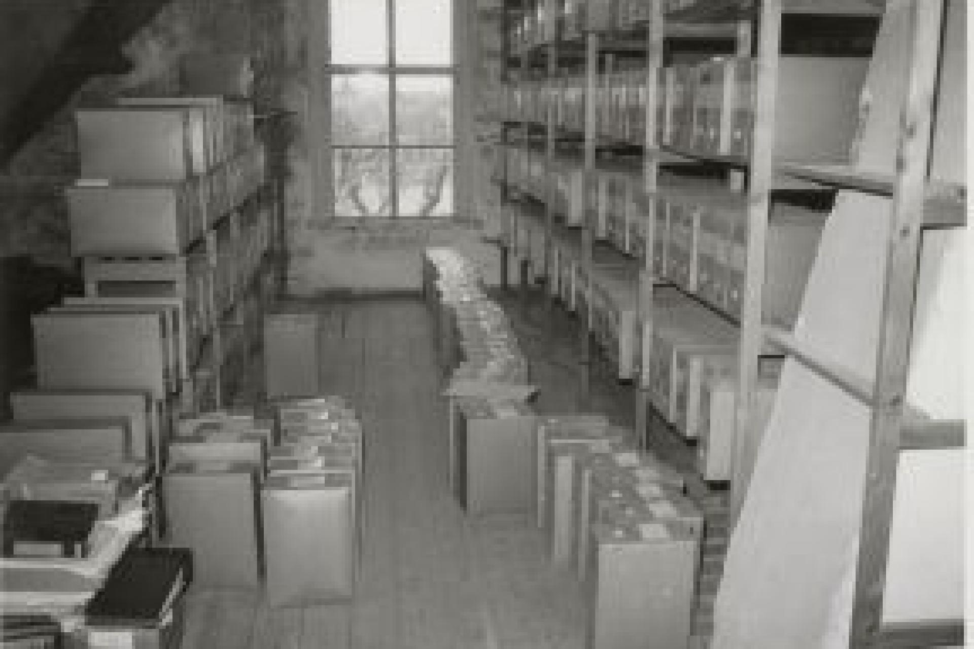 oude archief met dozen en stellingkasten