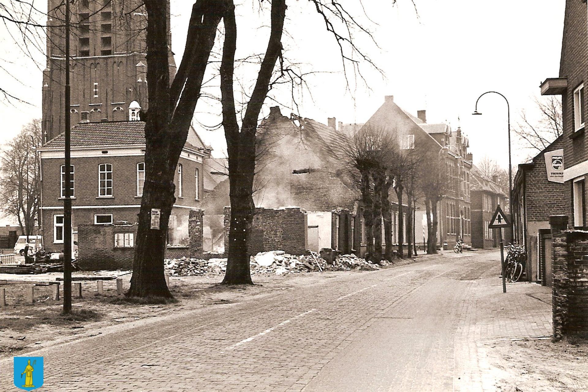 Het centrum van Bakel, oude zwart-wit foto met daarop de kerk, straat en huizen