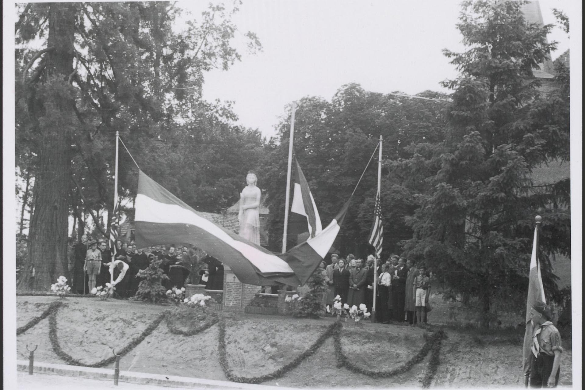 Op 8 juni 1947 werd het herdenkingsmonument van Gemert aan het Ridderplein werd onthuld. 